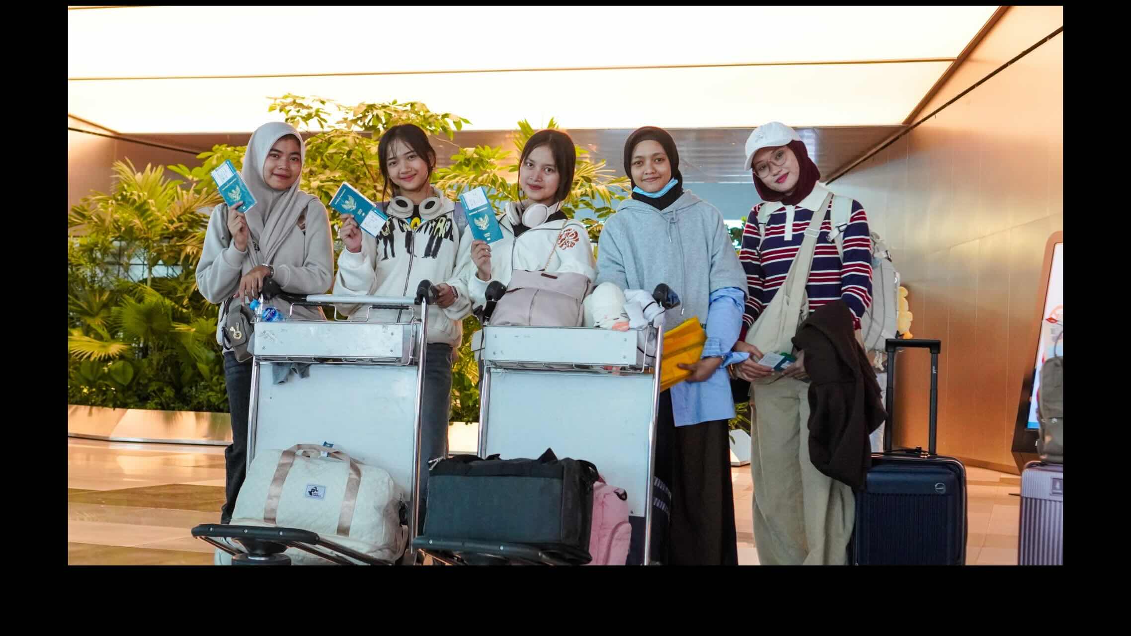 Siswa NEXS Academy peserta Program Beasiswa Kaigo saat keberangkatan menuju Jepang