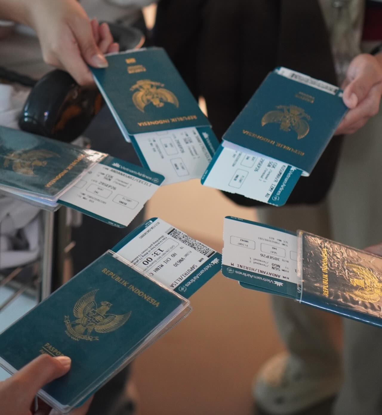 Paspor dan boarding pass siswa NEXS Academy sebelum keberangkatan Program Kaigo Jepang