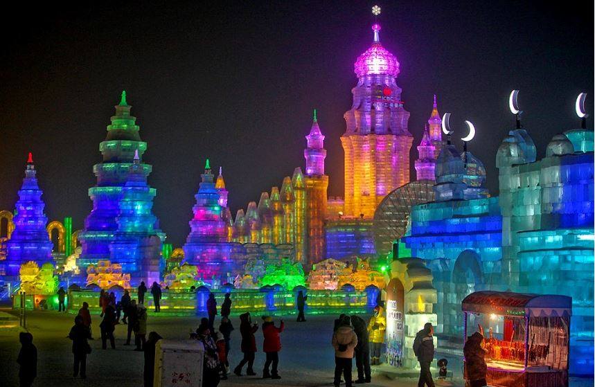 bangunan salju warna warni